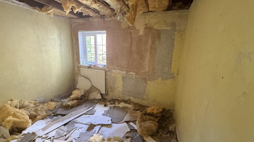 Lot: 83 - SEMI-DETACHED BUNGALOW IN NEED OF REFURBISHMENT - Internal image of bedroom two